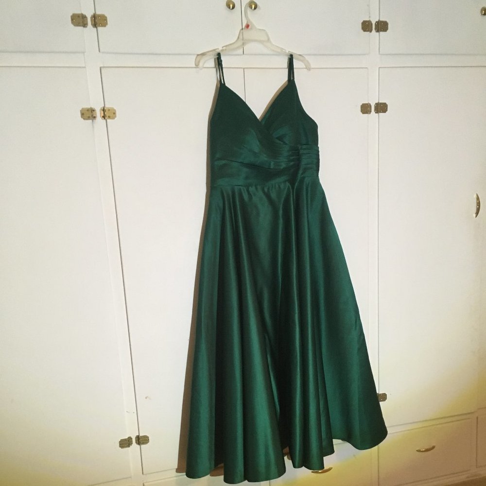 Elegant Green Satin Prom Dress with V-Neck